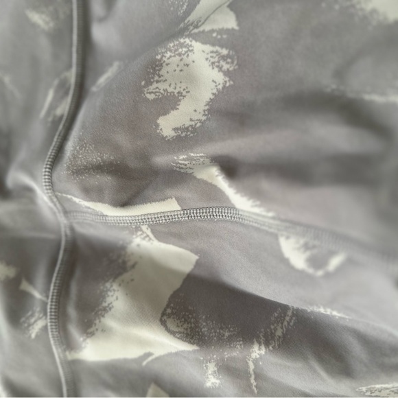 Lululemon Wunder Under High-Rise legging 25" size 6. EUC. - Picture 3 of 6